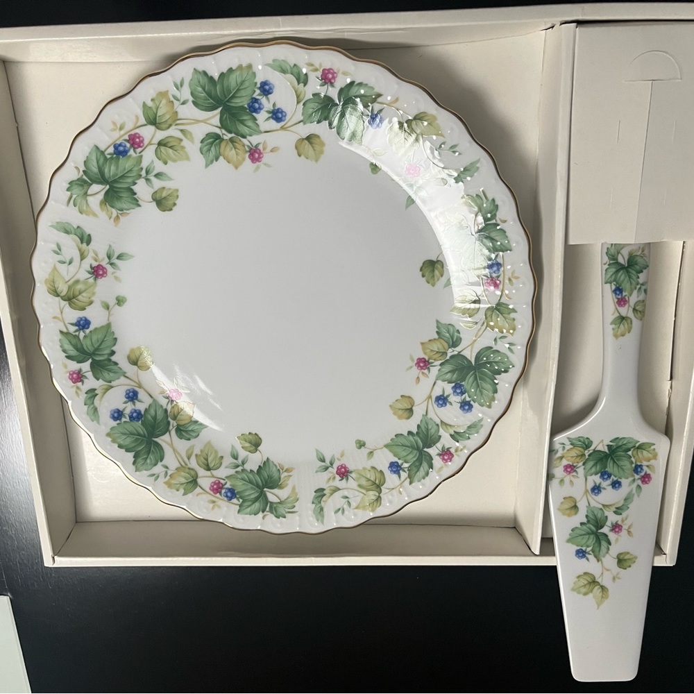 Porcelain cake serving plate with spatula